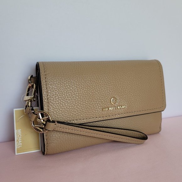 MICHAEL KORS Jet Set Charm Pebbled Leather Large Flap Phone Wristlet-Camel🎈$98⭐ - Picture 4 of 16